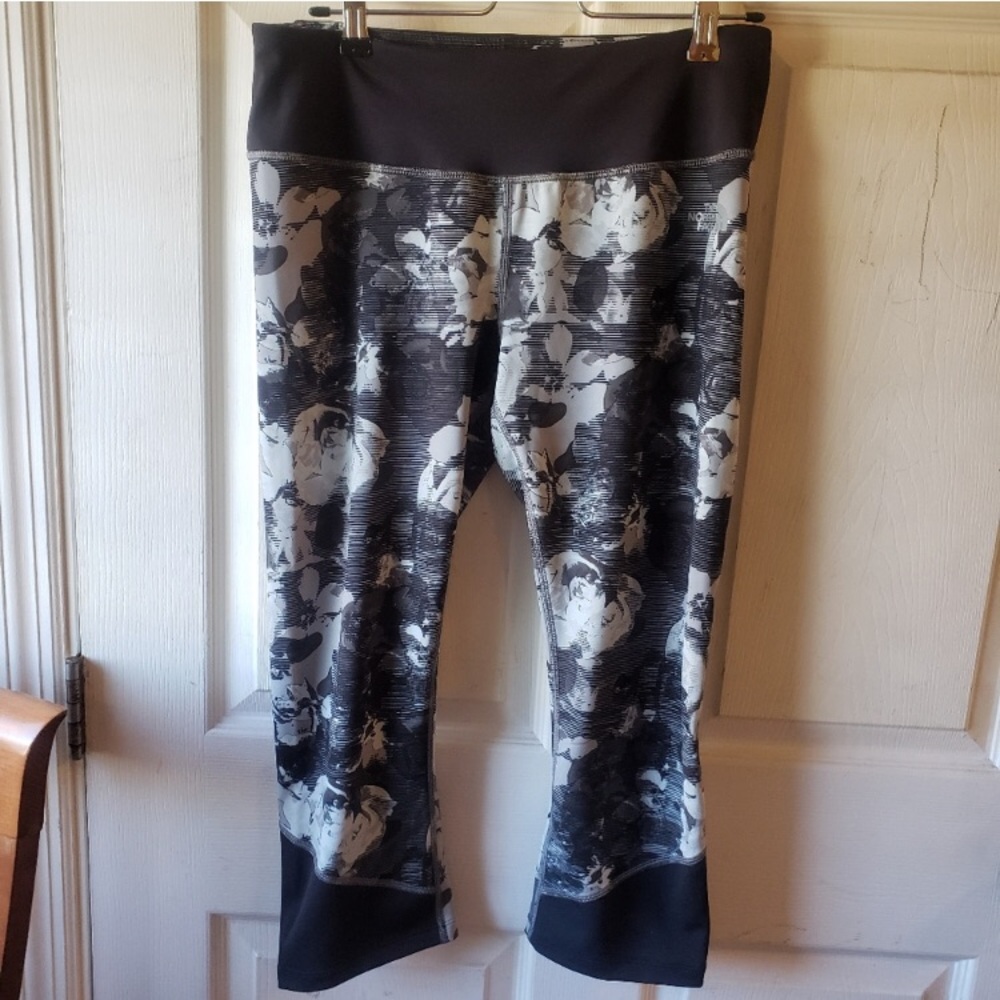 The North Face FLASHDRY Black Gray Floral Crop Leggings Sz L